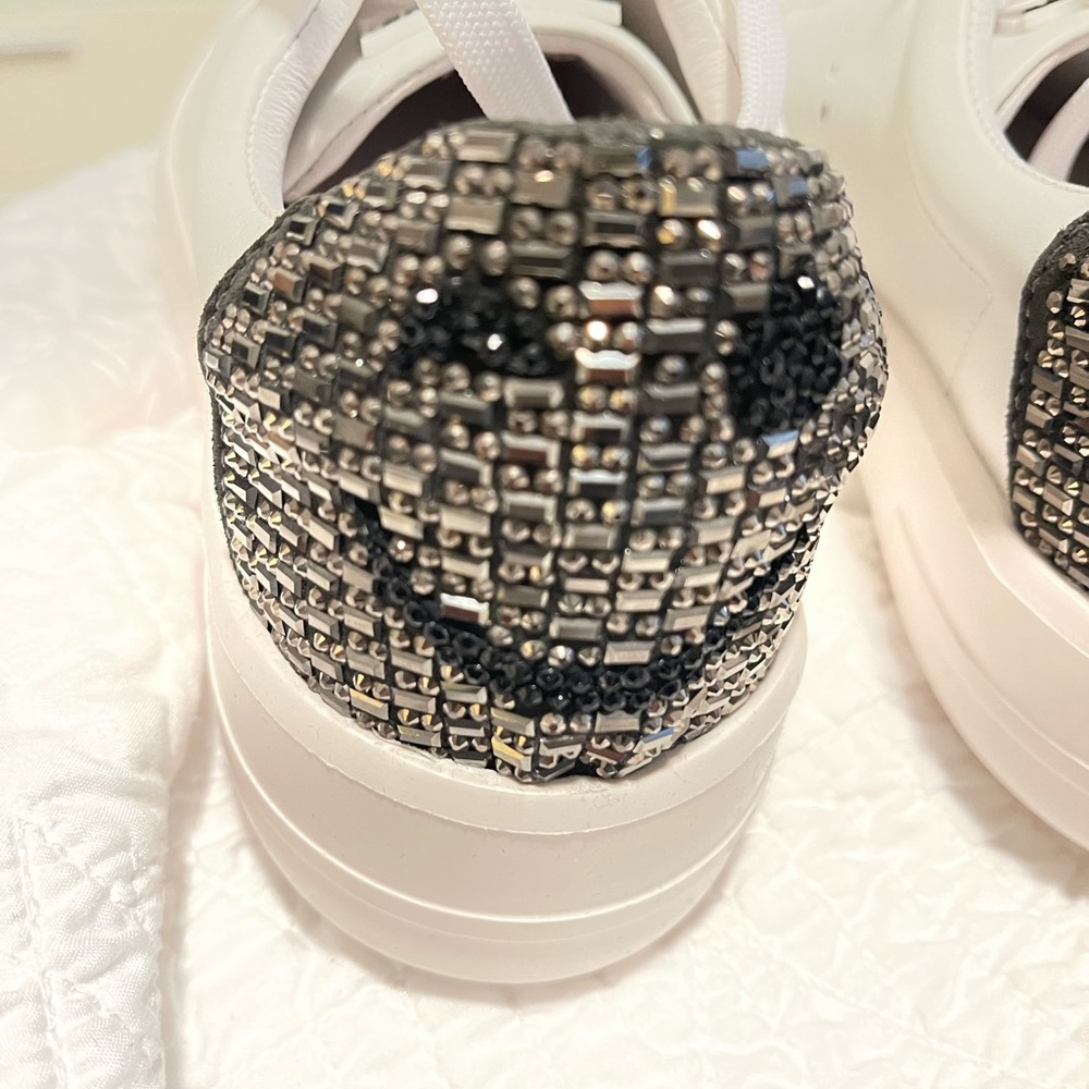 Lola Cruz smiley face sneaker - Picture 2 of 11